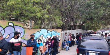 Gran afluencia de adultos mayores para vacunación anti-Covid en Victoria