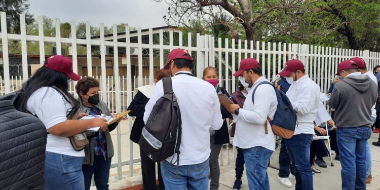 Gran afluencia de adultos mayores para vacunación anti-Covid en Victoria