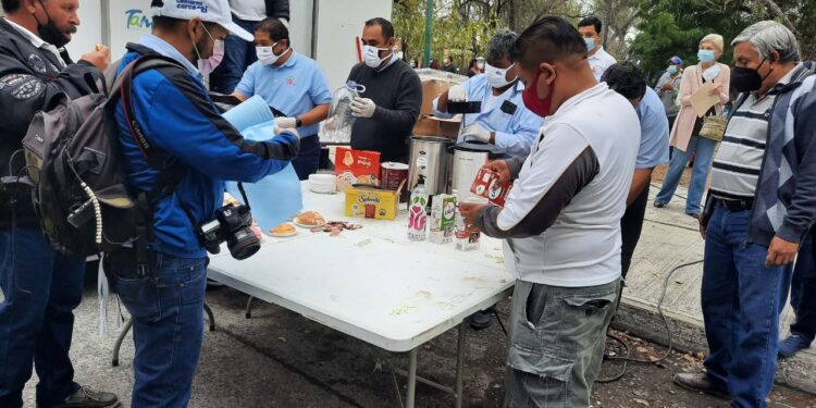 Gran afluencia de adultos mayores para vacunación anti-Covid en Victoria