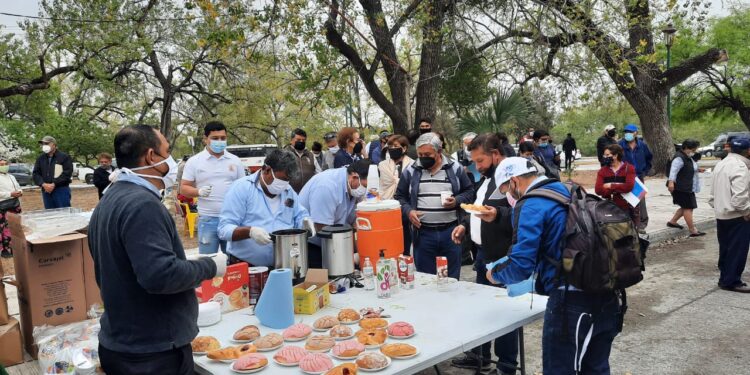 Gran afluencia de adultos mayores para vacunación anti-Covid en Victoria