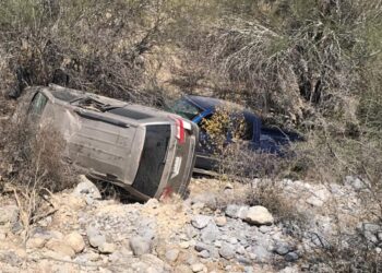 Vuelcan camionetas al caer a barranco