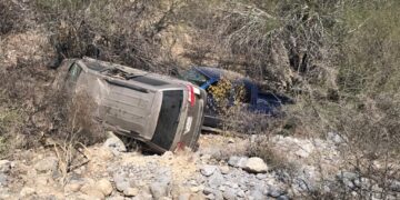 Vuelcan camionetas al caer a barranco