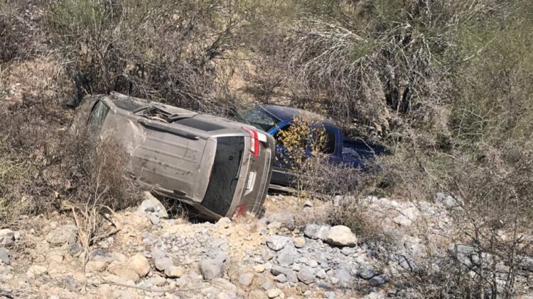 Vuelcan camionetas al caer a barranco