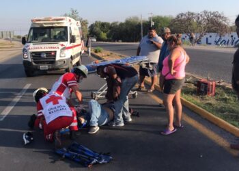 Se lesionan empleados al caer de motocicleta