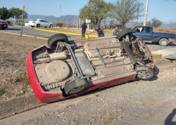 Mujer se lesiona al volcar auto