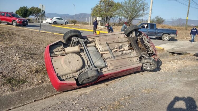 Mujer se lesiona al volcar auto