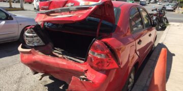 Chofer destroza auto que estaba estacionado