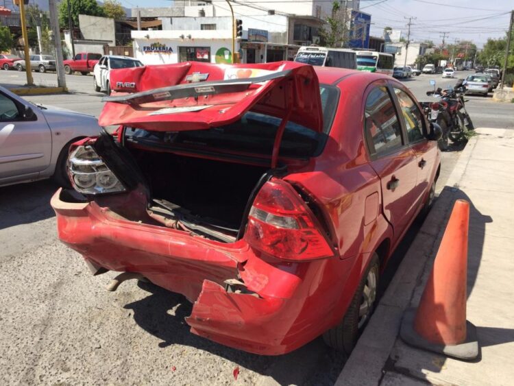 Chofer destroza auto que estaba estacionado