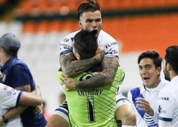 Puebla remonta y derrota al campeón León con gol de último minuto