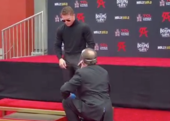 Canelo Alvarez deja sus huellas en pasillo de la fama