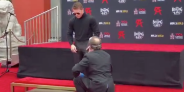 Canelo Alvarez deja sus huellas en pasillo de la fama
