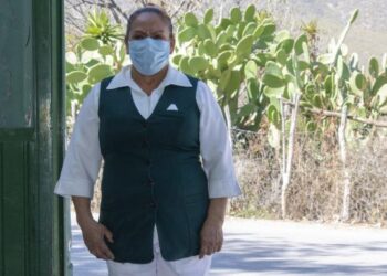 María Luisa Sáenz, enfermera del IMSS que camina para vacunar contra el Covid