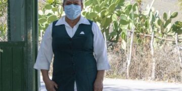 María Luisa Sáenz, enfermera del IMSS que camina para vacunar contra el Covid