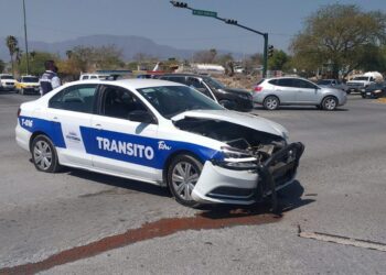 Chocan patrullas de Tránsito y de la Estatal