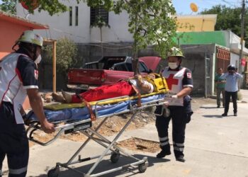 Camioneta se estrella con casa y lesiona a menor