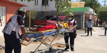 Camioneta se estrella con casa y lesiona a menor