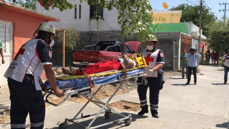 Camioneta se estrella con casa y lesiona a menor