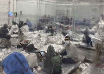Fotos muestran difícil situación de migrantes en centro de detención en Texas