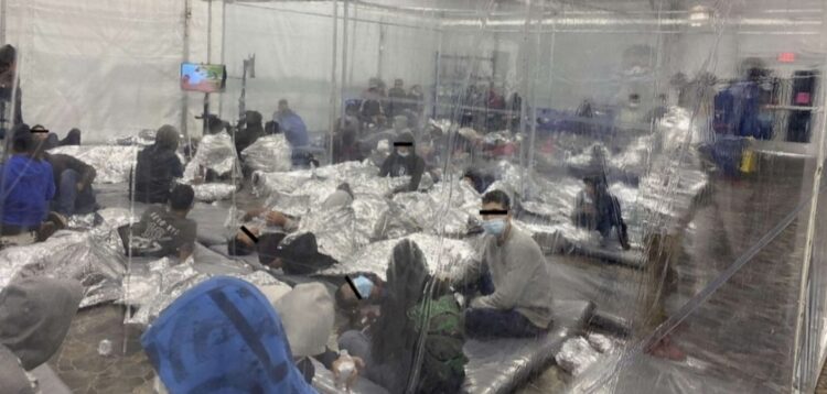 Fotos muestran difícil situación de migrantes en centro de detención en Texas