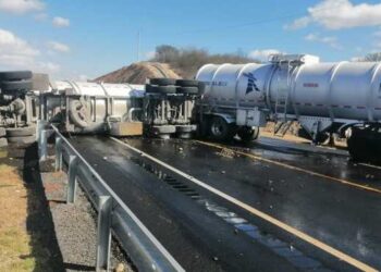 Vuelca “pipa” en carretera Victoria-Tampico