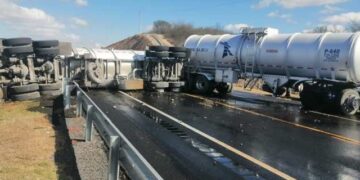 Vuelca “pipa” en carretera Victoria-Tampico