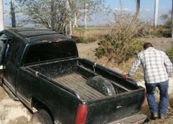 Camioneta cae a dren en el Mante
