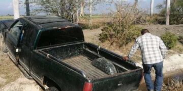 Camioneta cae a dren en el Mante