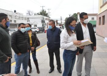 Entregan maestros oficios al gobernador para exigir pago