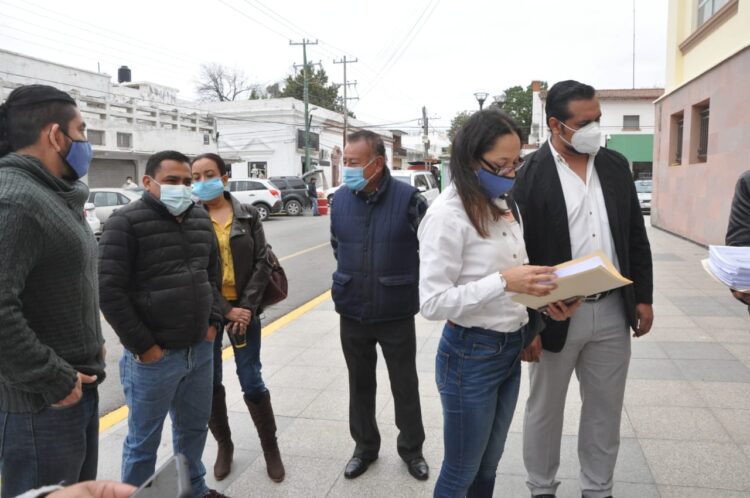 Entregan maestros oficios al gobernador para exigir pago