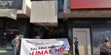 Profes jubilados toman delegación del ISSSTE en Victoria 