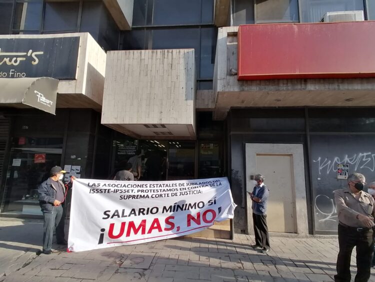 Profes jubilados toman delegación del ISSSTE en Victoria