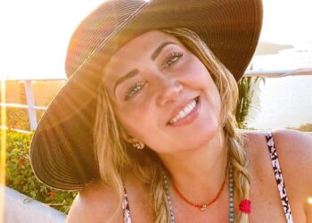 Andrea Legarreta posa con sus hijas e impacta con su look juvenil