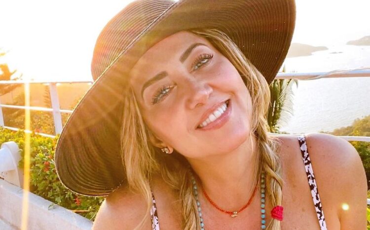 Andrea Legarreta posa con sus hijas e impacta con su look juvenil