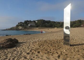 En España fue encontrado un monolito metálico