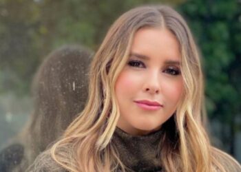 Paulina Goto lució más bella que nunca con un bikini blanco en la playa