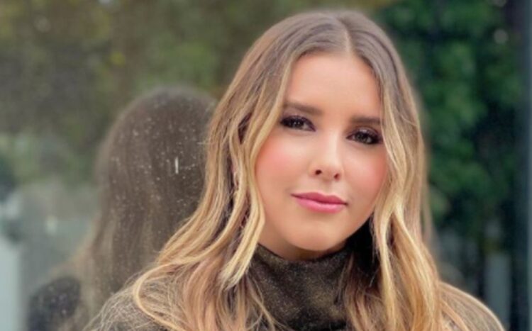 Paulina Goto lució más bella que nunca con un bikini blanco en la playa