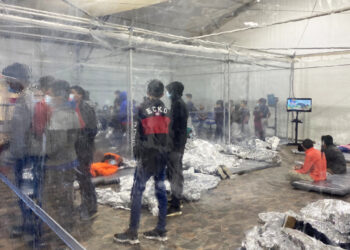 Escalan críticas de Abbott a gobierno federal por niños migrantes