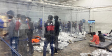 Escalan críticas de Abbott a gobierno federal por niños migrantes