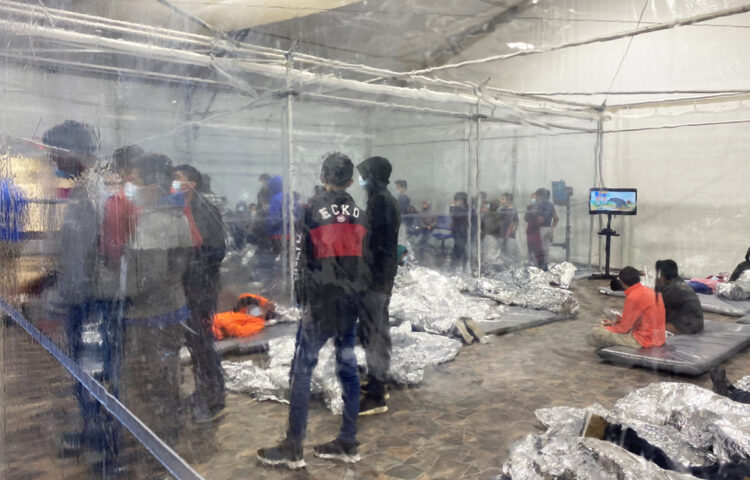 Escalan críticas de Abbott a gobierno federal por niños migrantes