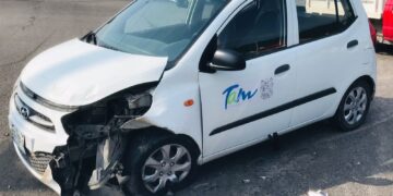 Chocan vehículo de Gobierno del Estado