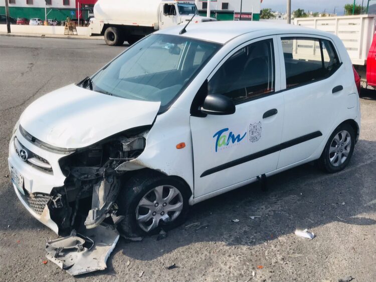 Chocan vehículo de Gobierno del Estado