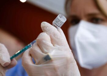 Variante sudafricana del covid puede ‘atravesar’ vacuna Pfizer, dice estudio