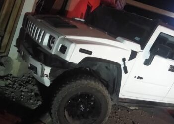 Ebrio estrella su camioneta con casa