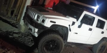 Ebrio estrella su camioneta con casa