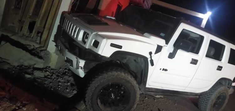 Ebrio estrella su camioneta con casa