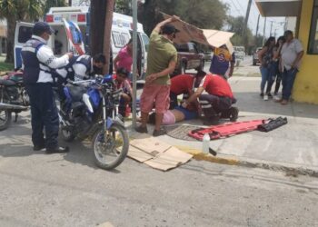 Motociclista se estrella con camioneta y se lesiona