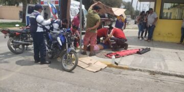 Motociclista se estrella con camioneta y se lesiona
