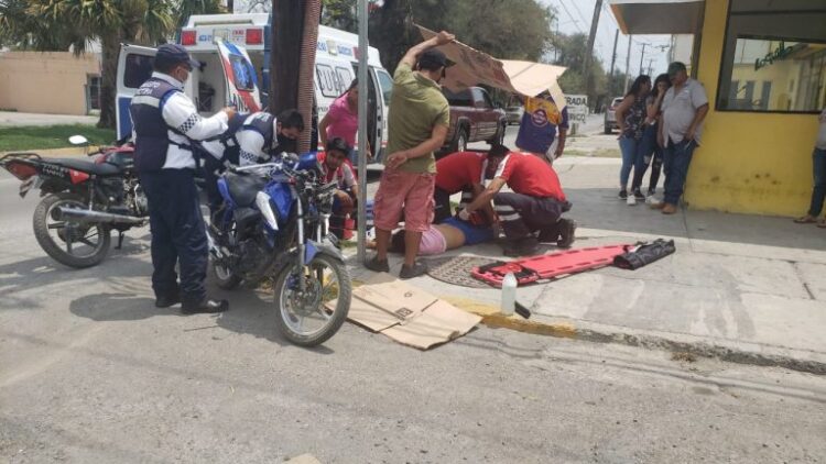 Motociclista se estrella con camioneta y se lesiona