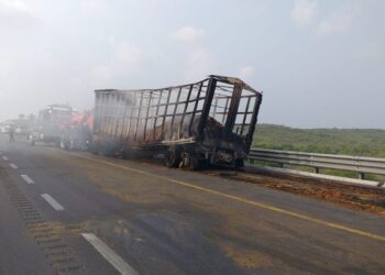 Chocan y arden dos trailers en la carretera Victoria-Tampico