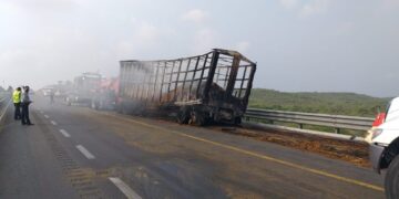 Chocan y arden dos trailers en la carretera Victoria-Tampico